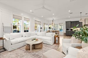 Istumisnurk majutusasutuses Katmanblu - Over 45 Five Star Reviews! Custom-Built! Easy Beach & Pool Access!