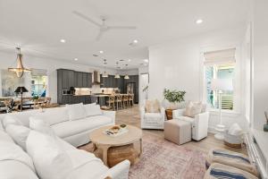 Istumisnurk majutusasutuses Katmanblu - Over 45 Five Star Reviews! Custom-Built! Easy Beach & Pool Access!