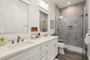 Vannituba majutusasutuses Katmanblu - Over 45 Five Star Reviews! Custom-Built! Easy Beach & Pool Access! +34 fotot