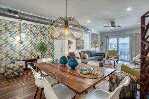 Istumisnurk majutusasutuses Gulf Views! Only 30 Seconds to the beach Modern Amenities Meets Vintage Charm