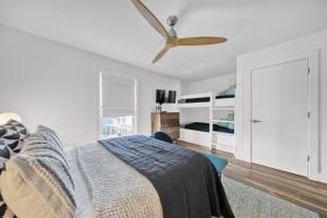 Voodi või voodid majutusasutuse Gulf Views! Only 30 Seconds to the beach Modern Amenities Meets Vintage Charm toas