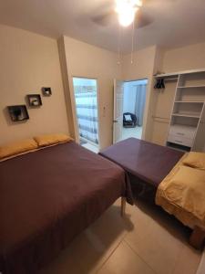 une chambre avec deux lits dans une pièce dans l'établissement Casa Espiral, à Playa del Carmen 23 autres photos