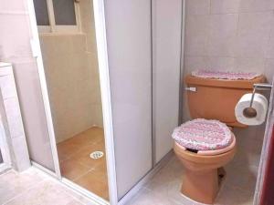 La salle de bains est pourvue de toilettes et d'une cabine de douche. dans l'établissement Casa Hogareña con Super Anfitrión, à Mexico