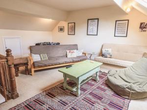 sala de estar con sofá y mesa en Portobello, en Grange-over-Sands