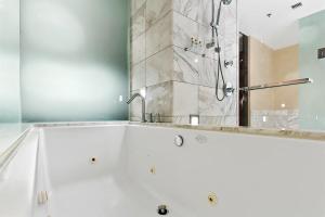 Palms Place Hotel StripView with Open Balcony -23的一间浴室
