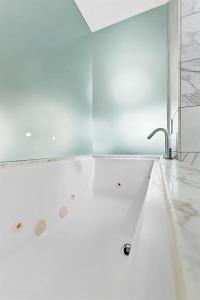 Palms Place Hotel StripView with Open Balcony -23的一间浴室