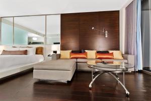 Palms Place Hotel StripView with Open Balcony -23客房内的一张或多张床位