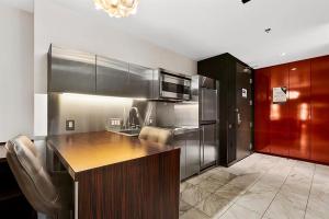 Palms Place Hotel StripView with Open Balcony -23的厨房或小厨房