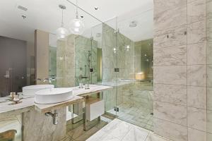 拉斯维加斯Palms Place Hotel StripView with Open Balcony -23的带水槽和淋浴的大浴室