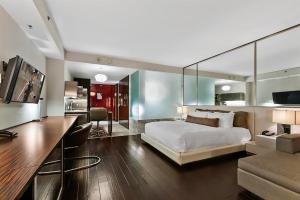 拉斯维加斯Palms Place Hotel StripView with Open Balcony -23的一间带一张白色大床的卧室和一间客厅 更多14张照片