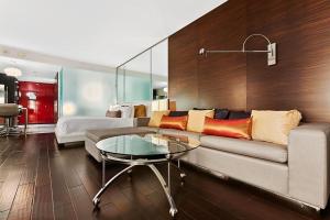 Palms Place Hotel StripView with Open Balcony -23的休息区