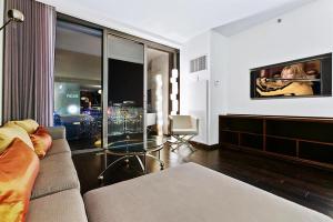 Palms Place Hotel StripView with Open Balcony -23的电视和/或娱乐中心