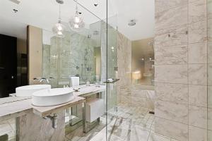 Palms Place Hotel StripView with Open Balcony -23的一间浴室