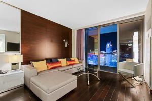 Palms Place Hotel StripView with Open Balcony -23的休息区