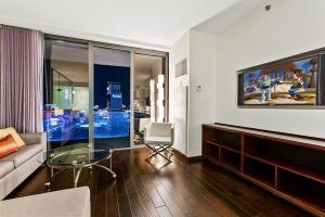 Palms Place Hotel StripView with Open Balcony -23的电视和/或娱乐中心