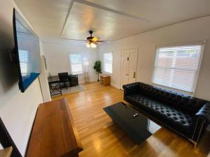 洛杉磯的住宿－Chic 1,400 sq ft home in WeHo 2BR 2BA Gated，客厅配有黑色沙发和桌子