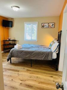 1 dormitorio con cama y ventana en Two side-by-side apartments en Salem