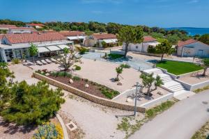 eine Luftaufnahme eines Resorts mit einem Park in der Unterkunft Seaside house for families with children Mandre, Pag - 22604 in Kolan