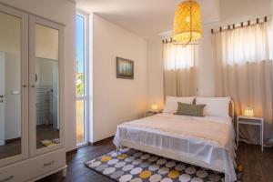 ein Schlafzimmer mit einem Bett und einem großen Fenster in der Unterkunft Seaside house for families with children Mandre, Pag - 22604 in Kolan