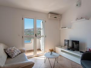 un soggiorno con un divano e una TV di Apartments with parking space Pag - 22605 a Pag