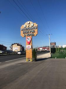 ein Schild für ein Restaurant am Straßenrand in der Unterkunft Madigan's Hotel in Kosovo Polje