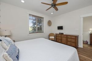 - une chambre avec un lit et un ventilateur de plafond dans l'établissement Grand Isle 203 - Beach & Pool Access Heart of Seagrove Beach!, à Seagrove Beach