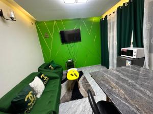 Μια τηλεόραση ή/και κέντρο ψυχαγωγίας στο B&B apartments