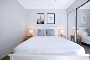 Ένα ή περισσότερα κρεβάτια σε δωμάτιο στο 'The Provincia' A Contemporary Inner-City Abode