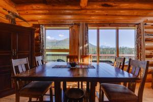 un comedor con una gran mesa de madera y sillas en Legacy Mountain Lodge on 40-Acre Ranch with Views!, en Palmer