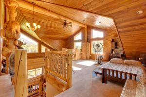 Dormitorio en cabaña de madera con cama y ventanas en Legacy Mountain Lodge on 40-Acre Ranch with Views!, en Palmer