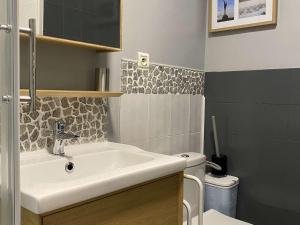 Kúpeľňa v ubytovaní Charmant T2 au cœur du village avec garage, balcon ensoleillé et wifi à Balaruc-les-Bains. - FR-1-553-183
