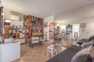 sala de estar con sofá y mesa en Frangipane Apartment en Roma