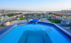 une grande piscine sur un bateau de croisière dans l'établissement Nile Cruise Start From Luxor & Aswoan included Sightseeing, à Aḑ Ḑab‘īyah