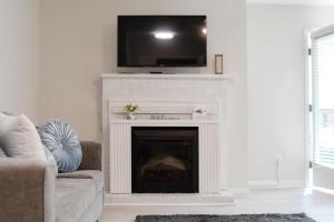 TV at/o entertainment center sa Serene Condo W/ LED Lights In Heart Of Raleigh