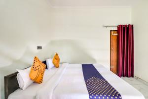 sypialnia z łóżkiem z kolorowymi krawatami w obiekcie OYO 78256 Hotal Kesariya w mieście Rewāri