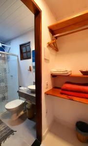 y baño con ducha, aseo y lavamanos. en Pousada Donalu - Vale do Capão en Vale do Capao