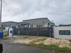 una casa con una recinzione davanti di Floria Desaru Homestay a Bandar Penawar