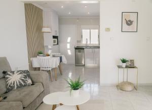 a living room with a couch and a table at Casa Vesalia a 1a línea de mar con AA y Wi-Fi. in Vinarós