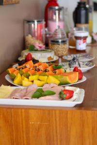 uma mesa com dois pratos de fruta num balcão em Cerejeira Guest House em Campos do Jordão