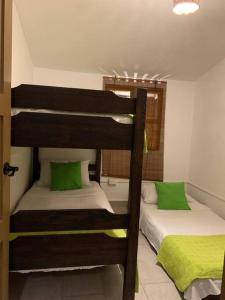 Двухъярусная кровать или двухъярусные кровати в номере Cabaña acogedora en el Suroeste Antioqueño