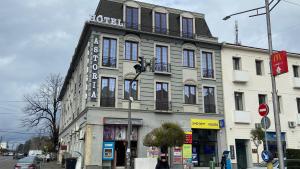 un edificio en la esquina de una calle en Astoria Hotel en Zugdidi