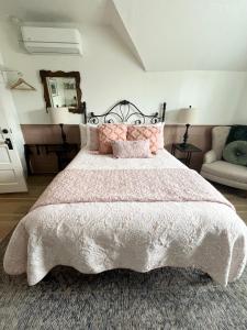 um quarto com uma cama grande e um sofá em The Panguitch House em Panguitch