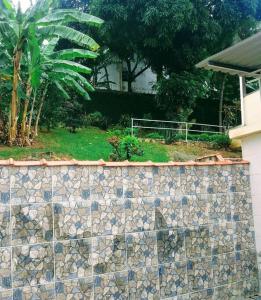 uma parede de pedra em frente a uma casa em Casa Grande e Confortável no Rio de Janeiro