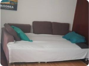帕皮提的住宿－Lagon bleu，一张带绿色枕头的床