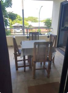 una mesa y sillas en un balcón con vistas en Lagon bleu en Papeete