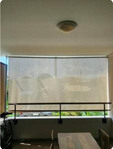 ventana grande con cortina blanca en una habitación en Lagon bleu en Papeete