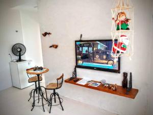 sala de estar con TV de pantalla plana en la pared en ap4 apropriado para arbnb! mais opções no perfil., en Itatiba
