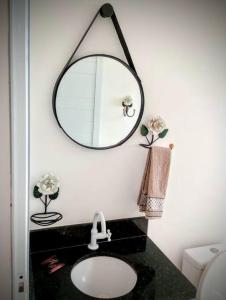 baño con lavabo y espejo en la pared en ap4 apropriado para arbnb! mais opções no perfil., en Itatiba