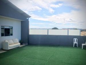 sala de estar con césped verde y sofá en ap4 apropriado para arbnb! mais opções no perfil., en Itatiba