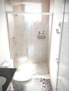 y baño con ducha y aseo. en ap4 apropriado para arbnb! mais opções no perfil., en Itatiba